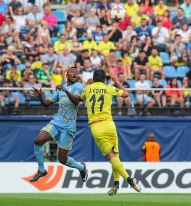 Twumasi y Jaume Costa durante el partido de UEFA Europa League entre el Villarreal CF y el FC Astana en el Estadio de La Ceramica  xCarlaxCortesx xVillarrealxCFx-xFCxAstanax