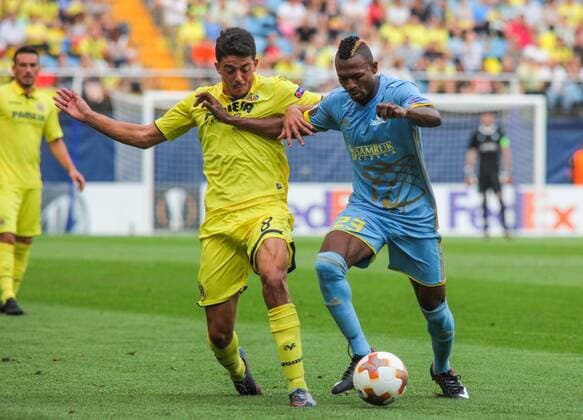 Fornals y Twumasi durante el partido de UEFA Europa League entre el Villarreal CF y el FC Astana en el Estadio de La Ceramica  xCarlaxCortesx xVillarrealxCFx-xFCxAstanax
