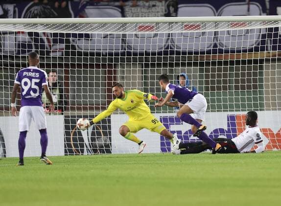 SOCCER - EL, Austria vs Milano VIENNA,AUSTRIA,14.SEP.17 - SOCCER - UEFA Europa League, group stage, FK Austria Wien VS AC Milano. Image shows Felipe Pires (A.Wien), Gianluigi Donnarumma (AC Milan), Alexandar Borkovic (A.Wien) and Cristian Zapata (AC Milan). Keywords: goal. GEPAxpictures xChristianxOrt