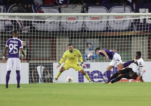 SOCCER - EL, Austria vs Milano VIENNA,AUSTRIA,14.SEP.17 - SOCCER - UEFA Europa League, group stage, FK Austria Wien VS AC Milano. Image shows Felipe Pires (A.Wien), Gianluigi Donnarumma (AC Milan), Alexandar Borkovic (A.Wien) and Cristian Zapata (AC Milan). Keywords: goal. GEPAxpictures xChristianxOrt