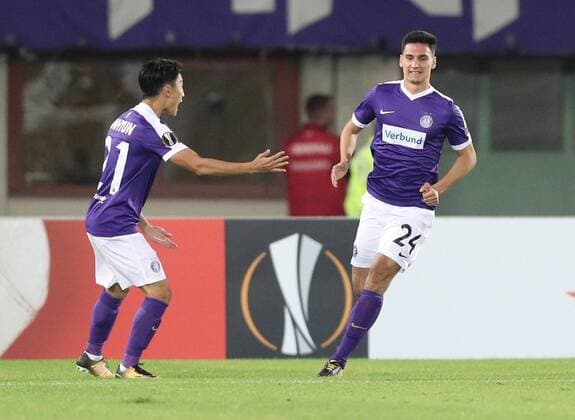 SOCCER - EL, Austria vs Milano VIENNA,AUSTRIA,14.SEP.17 - SOCCER - UEFA Europa League, group stage, FK Austria Wien VS AC Milano. Image shows the rejoicing of Lee Jinhyun (A.Wien) and Alexandar Borkovic (A.Wien). GEPAxpictures xChristianxOrt