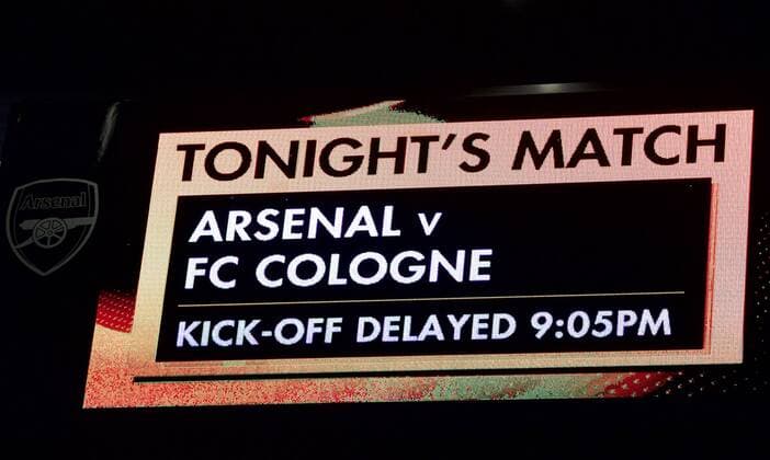 Bilder des Tages - SPORT Arsenal v FC Cologne UEFA Champions League The kick off is delayed due to crowd trouble before the UEFA Champions League match at the Emirates Stadium, London Content Not Available For UK Newspapers Copyright: xAlanxStanfordx FIL-10666-0006