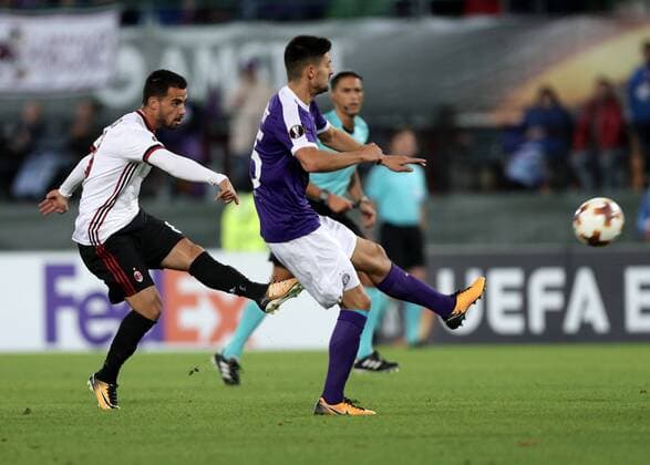 SOCCER - EL, Austria vs Milano VIENNA,AUSTRIA,14.SEP.17 - SOCCER - UEFA Europa League, group stage, FK Austria Wien VS AC Milano. Image shows Suso (AC Milan) and Tarkan Serbest (A.Wien). Keywords: goal. GEPAxpictures xChristianxOrt