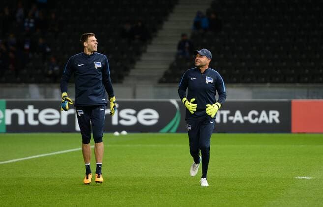 Football men Season 2017 2018 UEFA Europe League Group J 1 Matchday Hertha BSC Athletic Bilbao Goalkeeper Rune Jarstein Hertha BSC Goalkeeper team manager Zsolt Petry Hertha BSC at the Warming Warm up 14 09 2017 Copyright: xMichaelxHundtx xMatthiasxKochx