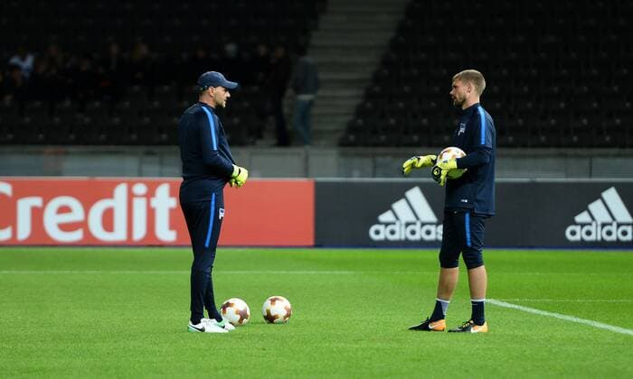 Football men Season 2017 2018 UEFA Europe League Group J 1 Matchday Hertha BSC Athletic Bilbao v l Goalkeeper team manager Zsolt Petry Hertha BSC Goalkeeper Thomas Power Hertha BSC at the Warming Warm up 14 09 2017 Copyright: xMichaelxHundtx xMatthiasxKochx