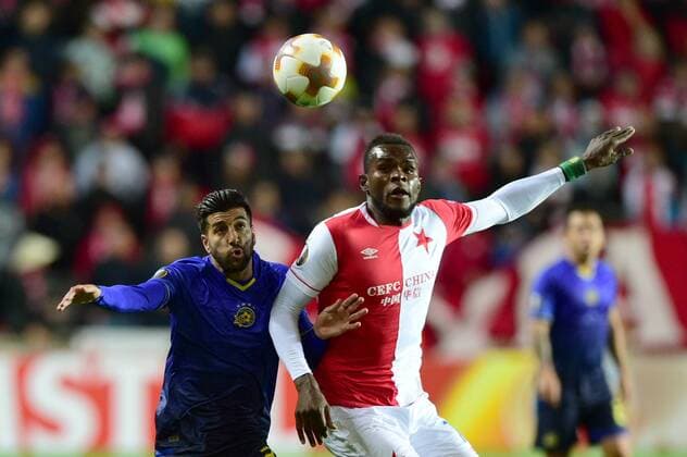 From left AVRAHAM RIKAN of Maccabi Tel Aviv and SIMON DELI of Slavia in action during the Football Europa League 1st round group A match: Slavia Praha vs Maccabi Tel Aviv in Prague, Czech Republic, September 14, 2017. (CTKxPhoto MichalxKamaryt) CTKPhotoP201709140998301  KMT_8736