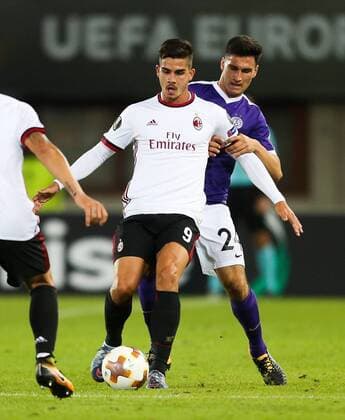 SOCCER - EL, Austria vs Milano VIENNA,AUSTRIA,14.SEP.17 - SOCCER - UEFA Europa League, group stage, FK Austria Wien VS AC Milano. Image shows Andre Silva (Milano) and Alexandar Borkovic (A.Wien). GEPAxpictures xPhilippxBrem