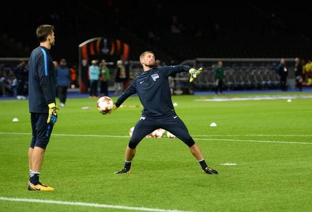 Football men Season 2017 2018 UEFA Europe League Group J 1 Matchday Hertha BSC Athletic Bilbao Goalkeeper Rune Jarstein Hertha BSC Goalkeeper Thomas Power Hertha BSC at the Warming Warm up 14 09 2017 Copyright: xMichaelxHundtx xMatthiasxKochx