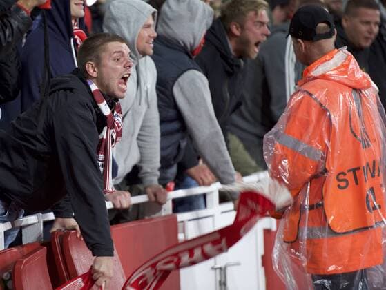 Bilder des Tages - SPORT Arsenal v FC Cologne UEFA Champions League Police with dogs come into the stadium to control the crowds before the UEFA Champions League match at the Emirates Stadium, London Content Not Available For UK Newspapers Copyright: xAlanxStanfordx FIL-10666-0011