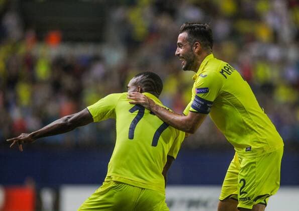 Bakambu y Mario Gaspar durante el partido de UEFA Europa League entre el Villarreal CF y el FC Astana en el Estadio de La Ceramica  xCarlaxCortesx xVillarrealxCFx-xFCxAstanax
