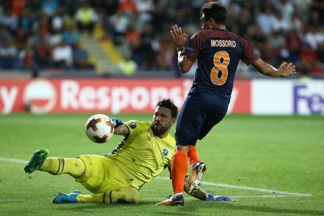 Bilder des Tages - SPORT Marcio Mossoro of Basaksehir and Goalkeeper Jorge Broun of Ludogorets during the UEFA Europa League Group c match between Medipol Basaksehir and Ludogorets Razgrad at Fatih Terim Stadium in Istanbul , Turkey on September 14 , 2017. Final Scores : Basaksehir 0 - Ludogorets 0 
