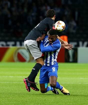 Mikel San Jose Salomon Kalou Action shot Game scene duel Sports Football Football Europe League Euro League men Season 2017 2018 14 09 2017 Hertha BSC Berlin vs Athletic Bilbao