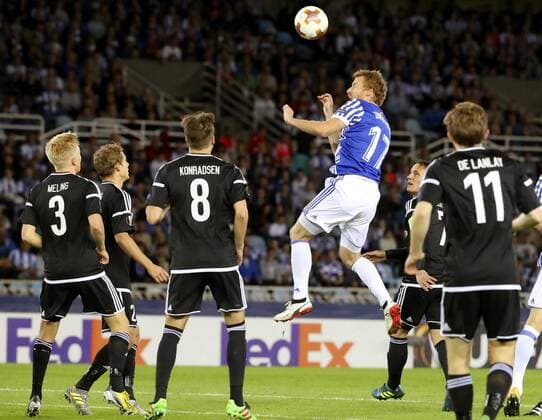 Bilder des Tages - SPORT Real Sociedad s David Zurutuza in action against Rosenborg s players during the UEFA Europa League match that both teams played at the Anoeta stadium in San Sebastian, Basque Country, Spain, 14 September 2017. Real Sociedad vs. Rosenborg !ACHTUNG: NUR REDAKTIONELLE NUTZUNG!  Copyright: xJavierxEtxezarretax SSB002 20170914-636410212726668242