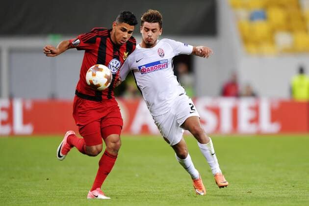 170914 Östersunds Hosam Aiesh och Zoryas Artem Sukhotskiyi kamp om bollen under fotbollsmatchen i Europa League mellan Zorya och Östersund den 14 september 2017 i Lviv.  Copyright: JOHANNAxLUNDBERG BB170914JL012