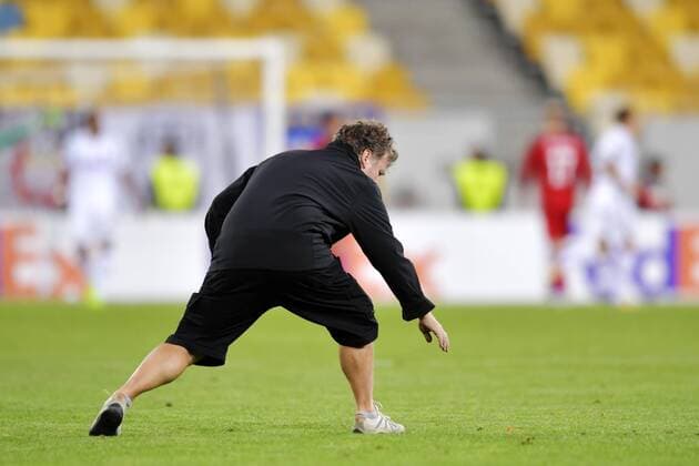 170914 En person är inne pa plan och plockar upp ett föremal under fotbollsmatchen i Europa League mellan Zorya och Östersund den 14 september 2017 i Lviv.  Copyright: JOHANNAxLUNDBERG BB170914JL013