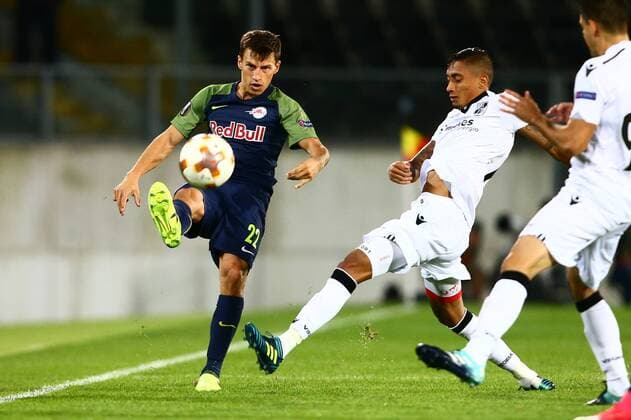SOCCER - EL, Vitoria vs RBS GUIMARAES,PORTUGAL,14.SEP.17 - SOCCER - UEFA Europa League, group stage, Vitoria Guimaraes SC vs Red Bull Salzburg. Image shows Stefan Lainer (RBS) and Paolo Hurtado (Vitoria). GEPAxpictures xFelixxRoittner