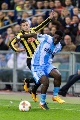 (L-R) Bryan Linssen of Vitesse, Bastos of SS Lazio during the UEFA Europa League group K match between Vitesse Arnhem and Lazio Roma at Gelredome on September 14, 2017 in Arnhem, The Netherlands UEFA Europa League 2017 2018 xVIxVIxImagesx xGerritxvanxKeulenxIVx 8744428
