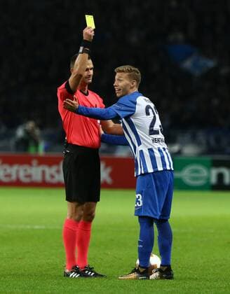 Referees Ivan Kruzliak Yellow Card showing Mitchell Weiser Sports Football Football Europe League Euro League men Season 2017 2018 14 09 2017 Hertha BSC Berlin vs Athletic Bilbao