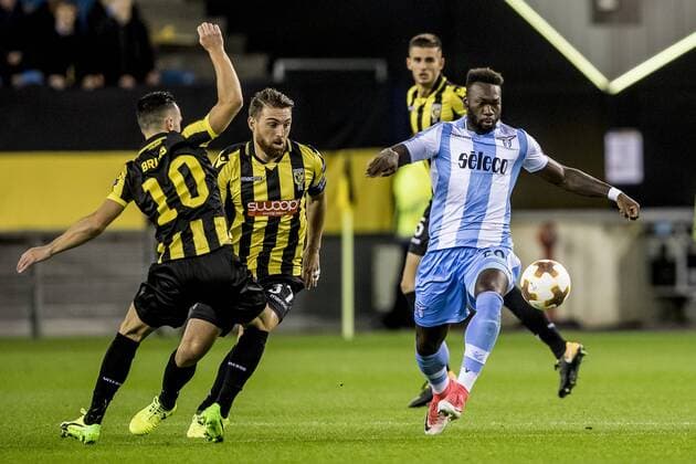 ARNHEM, Vitesse - Lazio Roma, 14-9-2017, voetbal, seizoen 2017-2018, Europa League, stadion de Gelredome, Lazio Roma speler Felipe Caicedo (R), Vitesse speler Guram Kashia (M), Vitesse speler Thomas Bruns (L) Vitesse - Lazio Roma  x1708821x