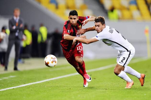 170914 Östersunds Hosam Aiesh och Zoryas Artem Sukhotskiyi kamp om bollen under fotbollsmatchen i Europa League mellan Zorya och Östersund den 14 september 2017 i Lviv.  Copyright: JOHANNAxLUNDBERG BB170914JL017