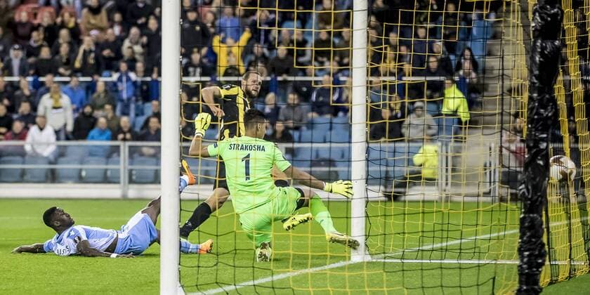ARNHEM, Vitesse - Lazio Roma, 14-9-2017, voetbal, seizoen 2017-2018, Europa League, stadion de Gelredome, Vitesse speler Tim Matavz (M) scoort de 1-0, Lazio Roma keeper Thoma Strakosha (R) Vitesse - Lazio Roma  x1708842x