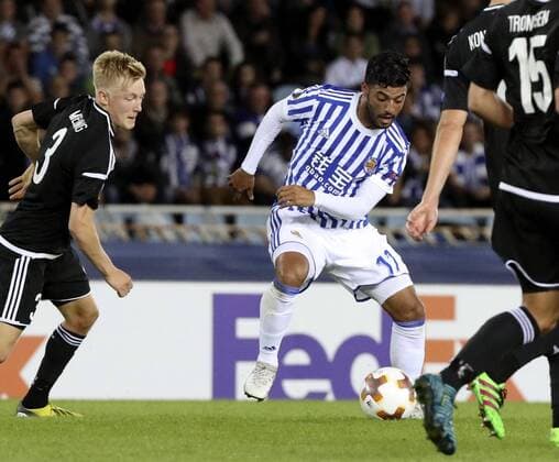 Real Sociedad s Mexican striker Carlos Vela (R) in action against Rosenborg s Birger Meling during the UEFA Europa League match that both teams played at the Anoeta stadium in San Sebastian, Basque Country, Spain, 14 September 2017. Real Sociedad vs. Rosenborg !ACHTUNG: NUR REDAKTIONELLE NUTZUNG!  Copyright: xJavierxEtxezarretax SSB011 20170914-636410227924338910