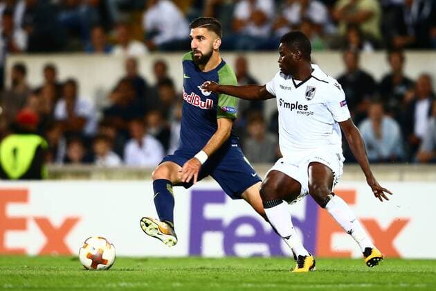 SOCCER - EL, Vitoria vs RBS GUIMARAES,PORTUGAL,14.SEP.17 - SOCCER - UEFA Europa League, group stage, Vitoria Guimaraes SC vs Red Bull Salzburg. Image shows Munas Dabbur (RBS) and Alhassan Wakaso (Vitoria). GEPAxpictures xFelixxRoittner