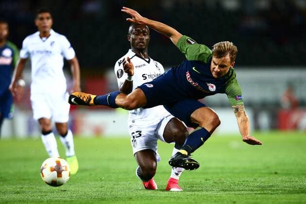 SOCCER - EL, Vitoria vs RBS GUIMARAES,PORTUGAL,14.SEP.17 - SOCCER - UEFA Europa League, group stage, Vitoria Guimaraes SC vs Red Bull Salzburg. Image shows Fredrik Gulbrandsen (RBS) and N«Clomande Konan (Vitoria). GEPAxpictures xFelixxRoittner