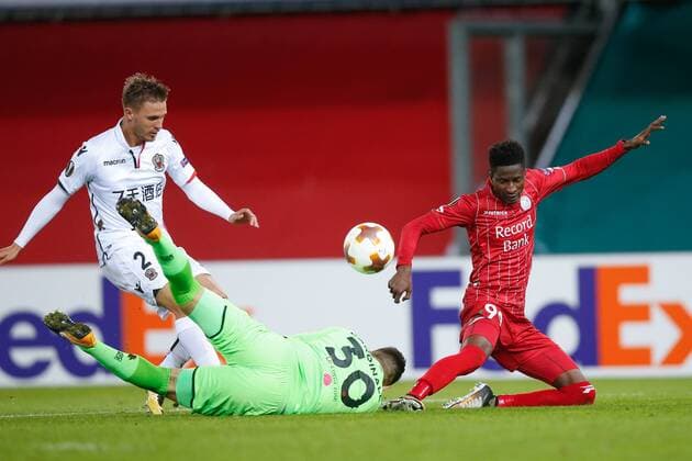 Nice Arnaud Souquet, Nice goalkeeper Yoan Cardinale and Essevee s Peter Olayinka fight for the ball during a soccer game between Belgian team SV Zulte Waregem and French club OGC Nice, Thursday 14 September 2017 in Waregem, the first match of the group stage (Group K) of the Europa League tournament. BRUNOxFAHY  x05164592x