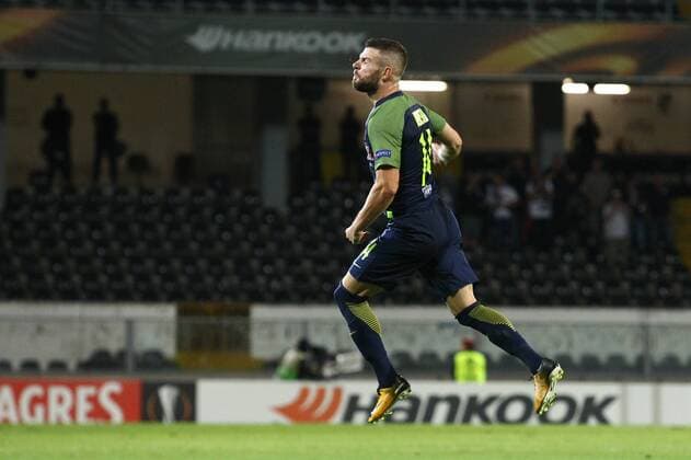 Fußball, EL, Vitoria Guimaraes - Red Bull Salzburg SOCCER - EL, Vitoria vs RBS GUIMARAES,PORTUGAL,14.SEP.17 - SOCCER - UEFA Europa League, group stage, Vitoria Guimaraes SC vs Red Bull Salzburg. Image shows the rejoicing of Valon Berisha (RBS). GEPAxpictures xFelixxRoittner
