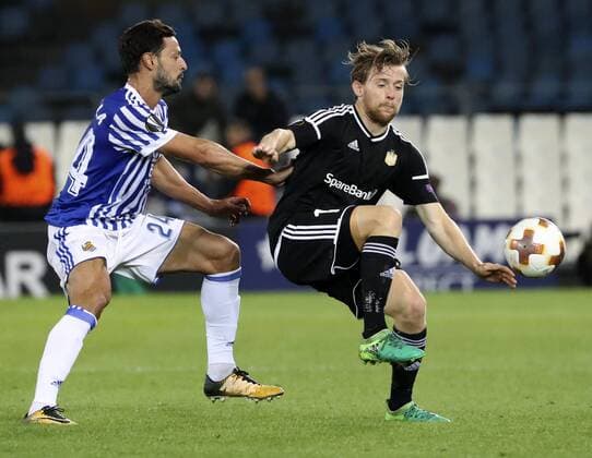 Real Sociedad s Alberto de la Bella (L) vies for the ball with Rosenborg s Yann-Erik de Lanlay during the UEFA Europa League match between Real Sociedad and Rosenborg at the Anoeta stadium in San Sebastian, Basque Country, Spain, 14 September 2017. Real Sociedad vs. Rosenborg !ACHTUNG: NUR REDAKTIONELLE NUTZUNG!  Copyright: xJavierxEtxezarretax SSB023 20170914-636410249333327709