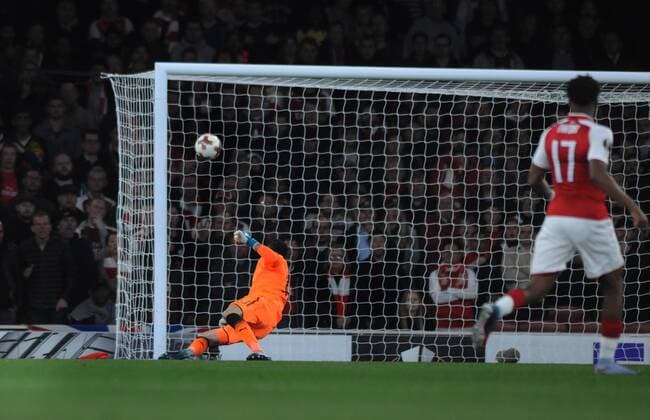 Bilder des Tages - SPORT Football - 2017 2018 Europa League - Group H: Arsenal vs. FC Koln Jhon Cordoba of Koln clips the ball over Arsenal goal keeper David Ospina for the opening goal at The Emirates. COLORSPORT ANDREW COWIE 