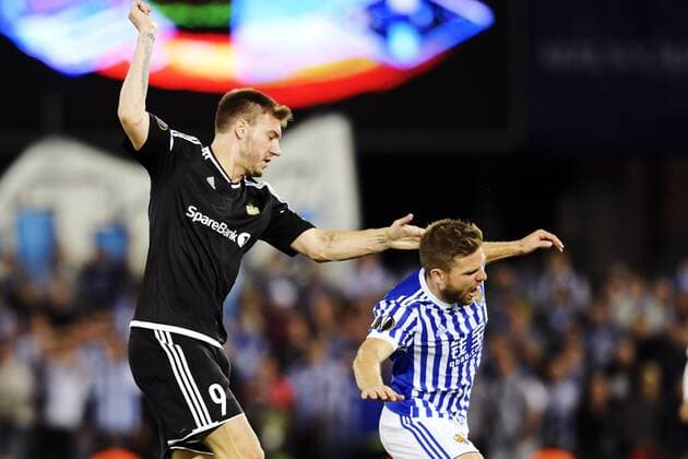 170914 Nicklas Bendtner, of Rosenborg, and Asier Illarramendi, of Real Sociedad during the UEFA Europa League match between Real Sociedad and Rosenborg on September 14, 2017 in San Sebastian. Photo: Vegard Wivestad GrÃ¸tt BILDBYRAN kod VG 170013  Copyright: VEGARDxWIVESTADxGRÃ?TT BB170914BB593