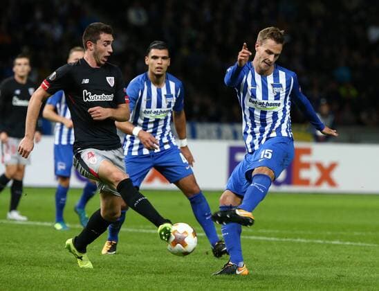 Aymeric Laporte Sebastian Long Kamp behind Karim Rekik Action shot Game scene duel Sports Football Football Europe League Euro League men Season 2017 2018 14 09 2017 Hertha BSC Berlin vs Athletic Bilbao
