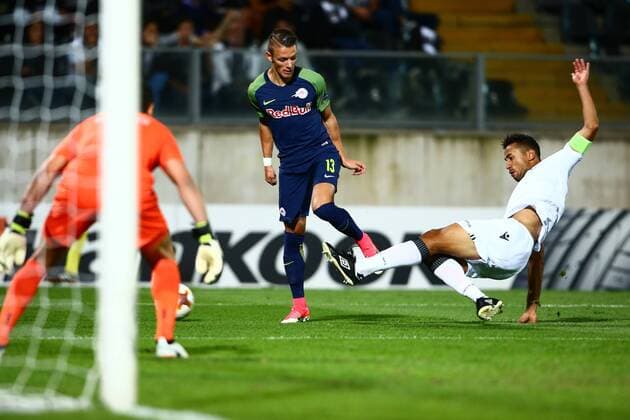 SOCCER - EL, Vitoria vs RBS GUIMARAES,PORTUGAL,14.SEP.17 - SOCCER - UEFA Europa League, group stage, Vitoria Guimaraes SC vs Red Bull Salzburg. Image shows Hannes Wolf (RBS) and Pedrao (Vitoria). GEPAxpictures xFelixxRoittner