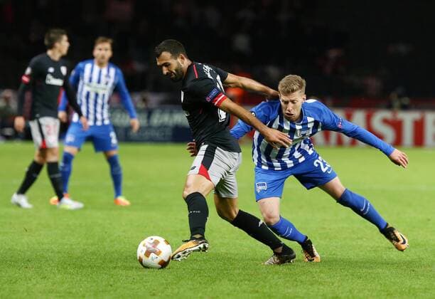 Mikel Balenziaga Mitchell Weiser Action shot Game scene duel Sports Football Football Europe League Euro League men Season 2017 2018 14 09 2017 Hertha BSC Berlin vs Athletic Bilbao