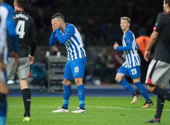 Vedad Ibisevic B schlaegt The Hands ueber the Face Football International UEFA Europe League Season 2017 2018 Group game Hertha BSC Berlin Athletic Club Bilbao in Olympic Stadium in Berlin Germany at 14 09 2017