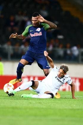 SOCCER - EL, Vitoria vs RBS GUIMARAES,PORTUGAL,14.SEP.17 - SOCCER - UEFA Europa League, group stage, Vitoria Guimaraes SC vs Red Bull Salzburg. Image shows Paulo Miranda (RBS) and Cesar Torres (Vitoria). GEPAxpictures xFelixxRoittner
