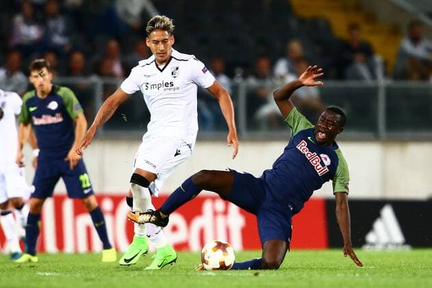 SOCCER - EL, Vitoria vs RBS GUIMARAES,PORTUGAL,14.SEP.17 - SOCCER - UEFA Europa League, group stage, Vitoria Guimaraes SC vs Red Bull Salzburg. Image shows Cesar Torres (Vitoria) and Diadie Samassekou (RBS). GEPAxpictures xFelixxRoittner