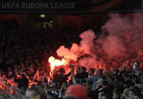 Football - 2017 2018 Europa League - Group H: Arsenal vs. FC Koln Koln fans set off a flare after their first half goal at The Emirates. COLORSPORT ANDREW COWIE 