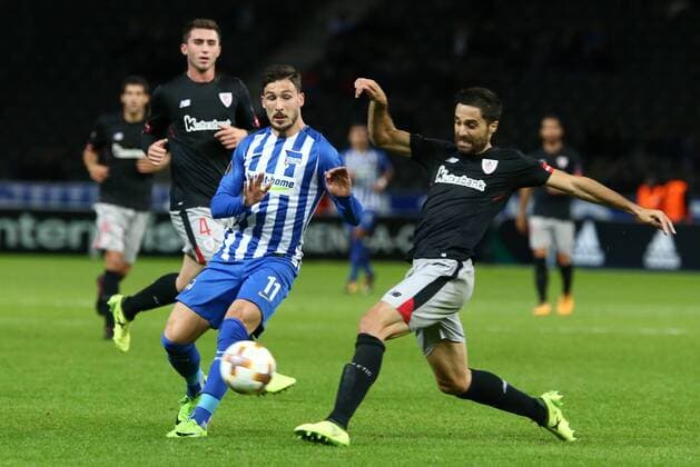 Mathew Leckie Xabier Etxeita Action shot Game scene duel Sports Football Football Europe League Euro League men Season 2017 2018 14 09 2017 Hertha BSC Berlin vs Athletic Bilbao