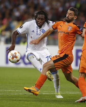 Fußball, EL, Dynamo Kiew - KF Skenderbeu Korca September 14, 2017 - Dieumerci Mbokani (L ) of Dynamo vies for the ball with Kristi Vangjeli (R ) of SkoÂ«nderbeu during the UEFA Europa League Group B soccer match between FC Dynamo Kyiv and FC SkoÂ«nderbeu , at the NSK Olimpiyskyi in Kyiv, Ukraine, September 14, 2017. The UEFA Europa League Group B soccer match between FC Dynamo Kyiv and FC SkÃ«nderbeu , at the NSK Olimpiyskyi in Kyiv. - ZUMAs334 20170914_zap_s334_001 Copyright: xAnatoliixStepanovx