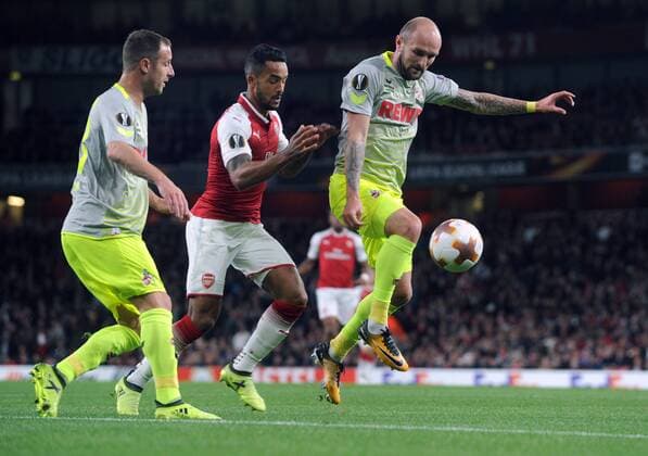 Football - 2017 2018 Europa League - Group H: Arsenal vs. FC Koln Konstantin Rausch f Koln and Theo Walcott of Arsenal at The Emirates. COLORSPORT ANDREW COWIE 