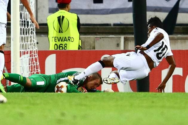 Fußball, EL, Vitoria Guimaraes - Red Bull Salzburg SOCCER - EL, Vitoria vs RBS GUIMARAES,PORTUGAL,14.SEP.17 - SOCCER - UEFA Europa League, group stage, Vitoria Guimaraes SC vs Red Bull Salzburg. Image shows Alexander Walke (RBS) and Heldon (Vitoria). GEPAxpictures xFelixxRoittner