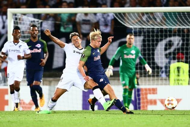 Fußball, EL, Vitoria Guimaraes - Red Bull Salzburg SOCCER - EL, Vitoria vs RBS GUIMARAES,PORTUGAL,14.SEP.17 - SOCCER - UEFA Europa League, group stage, Vitoria Guimaraes SC vs Red Bull Salzburg. Image shows Cesar Torres (Vitoria) and Xaver Schlager (RBS). GEPAxpictures xFelixxRoittner