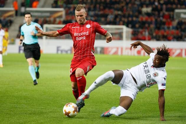Fußball, EL, SV Zulte Waregem - OGC Nizza Essevee s Brian Hamalainen and Nice Allan Saint-Maximin fight for the ball during a soccer game between Belgian team SV Zulte Waregem and French club OGC Nice, Thursday 14 September 2017 in Waregem, the first match of the group stage (Group K) of the Europa League tournament. KURTxDESPLENTER  x05164517x