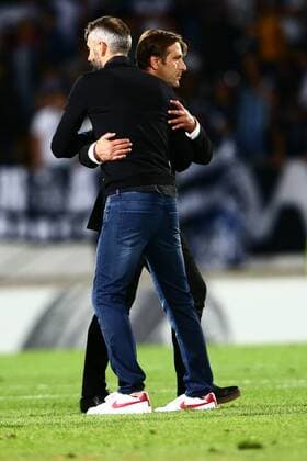 Fußball, EL, Vitoria Guimaraes - Red Bull Salzburg SOCCER - EL, Vitoria vs RBS GUIMARAES,PORTUGAL,14.SEP.17 - SOCCER - UEFA Europa League, group stage, Vitoria Guimaraes SC vs Red Bull Salzburg. Image shows head coach Marco Rose (RBS) and head coach Pedro Martins (Vitoria). GEPAxpictures xFelixxRoittner