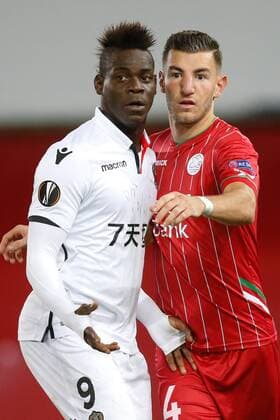 Fußball, EL, SV Zulte Waregem - OGC Nizza Nice Mario Balotelli and Essevee s Michael Heylen pictured during a soccer game between Belgian team SV Zulte Waregem and French club OGC Nice, Thursday 14 September 2017 in Waregem, the first match of the group stage (Group K) of the Europa League tournament. BRUNOxFAHY  x05164510x