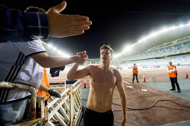 Fußball, EL, Real Sociedad San Sebastian - Rosenborg Trondheim 170914 Pal Andre Helland of Rosenborg gives away his shirt after the UEFA Europa League match between Real Sociedad and Rosenborg on September 14, 2017 in San Sebastian. Photo: Vegard Wivestad Gr¿tt BILDBYRN kod VG 170013  Copyright: VEGARDxWIVESTADxGR¯TT BB170914BB854