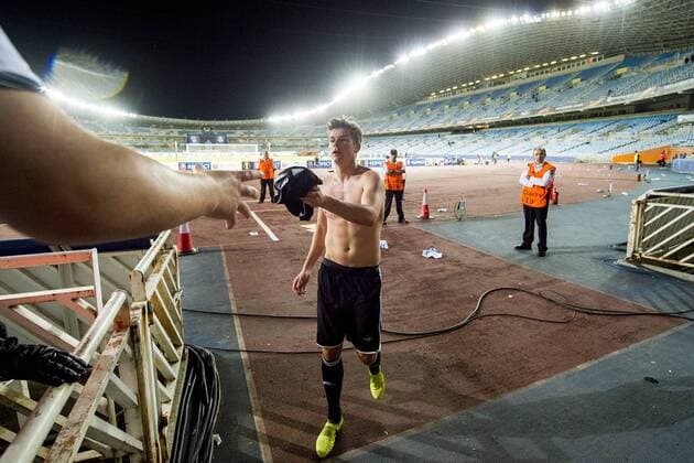 Fußball, EL, Real Sociedad San Sebastian - Rosenborg Trondheim 170914 Pal Andre Helland of Rosenborg gives away his shirt after the UEFA Europa League match between Real Sociedad and Rosenborg on September 14, 2017 in San Sebastian. Photo: Vegard Wivestad Gr¿tt BILDBYRN kod VG 170013  Copyright: VEGARDxWIVESTADxGR¯TT BB170914BB855